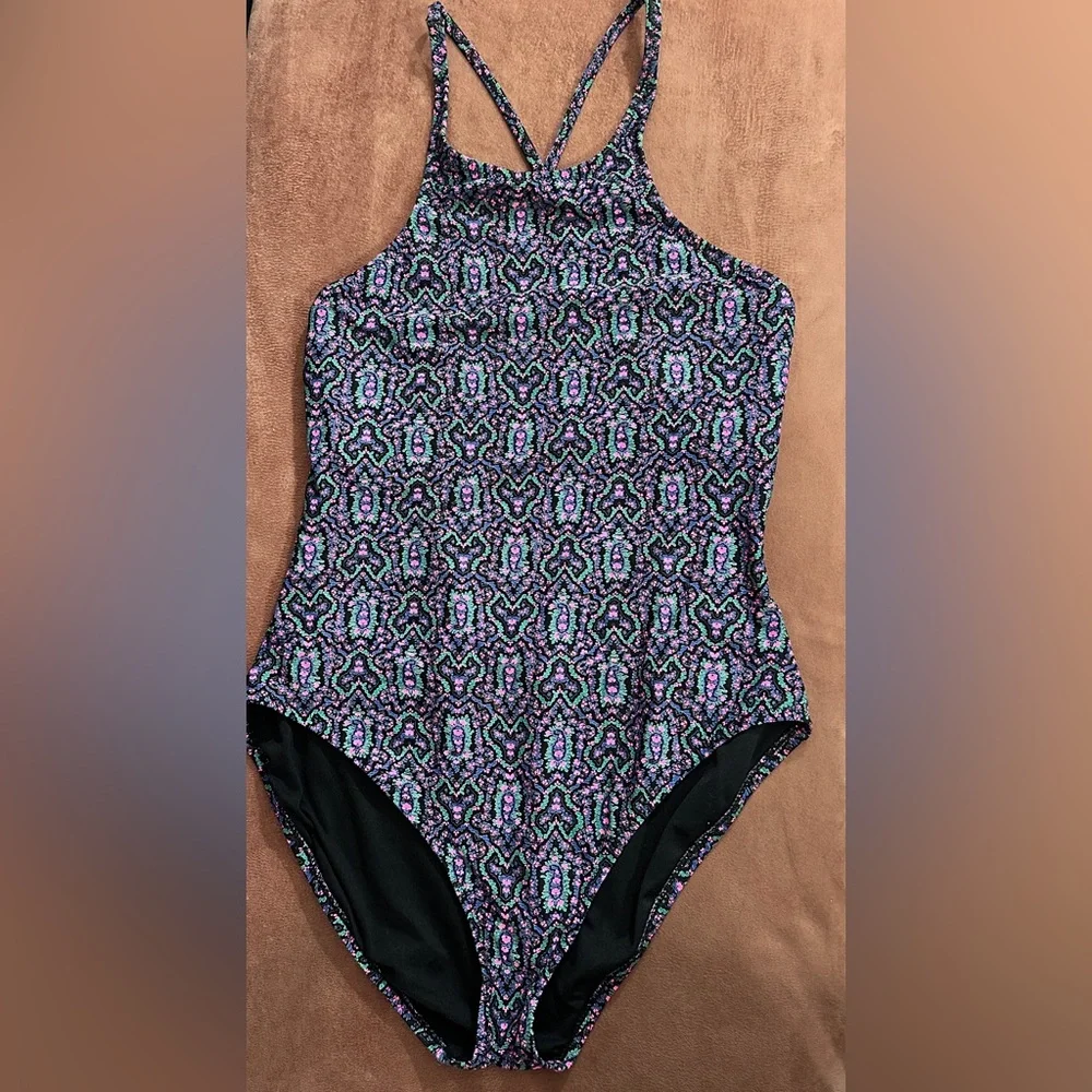 Stylish Women's Swimwear Set - Black, Red, and Blue Patterned - Picture 3 of 14